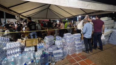 Menschen bringen Wasserspenden nach Erdbeben in Venezuela.