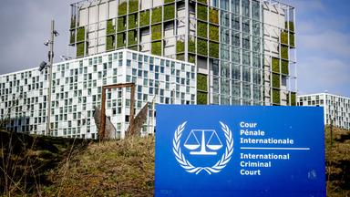 Das Gebäude des internationales Strafgerichtshofes. Im Vordergrund steht en Schild auf dem steht: International Crime Court.
