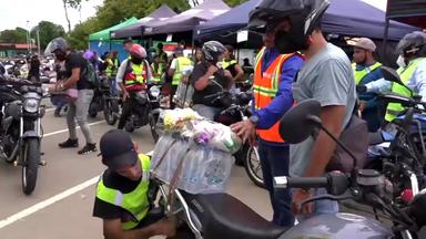 Eine Gruppe von Bikern bereitet ihre Motorräder für einen Hilfseinsatz vor.