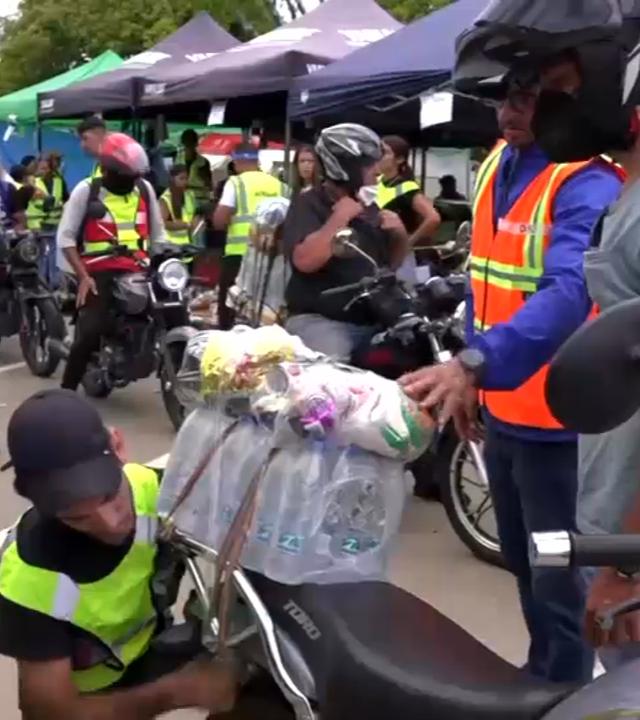 Eine Gruppe von Bikern bereitet ihre Motorräder für einen Hilfseinsatz vor.