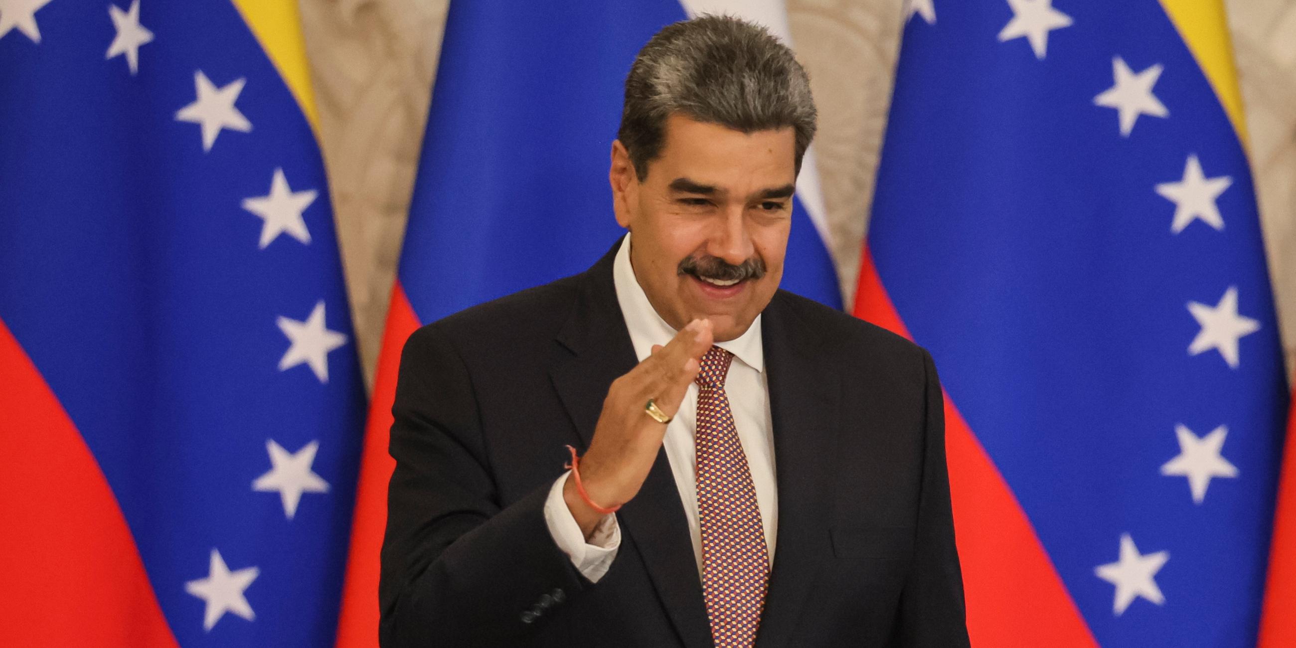 Der venezolanische Präsident Nicolas Maduro gestikuliert.