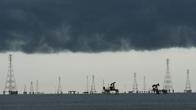 Wolken bilden sich über Pumpenanlagen und Strommasten auf dem Maracaibo-See in Cabimas, Venezuela.