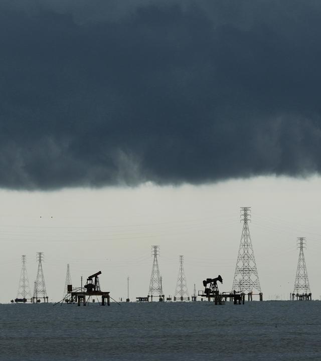 Wolken bilden sich über Pumpenanlagen und Strommasten auf dem Maracaibo-See in Cabimas, Venezuela.