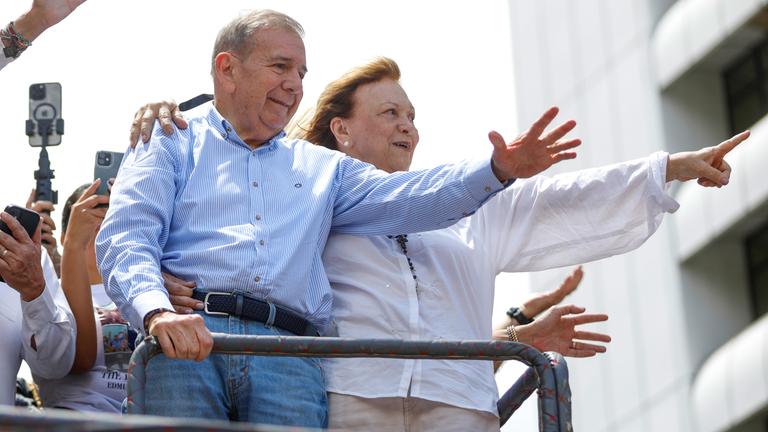 Edmundo González und seine Ehefrau Mercedes Lopez