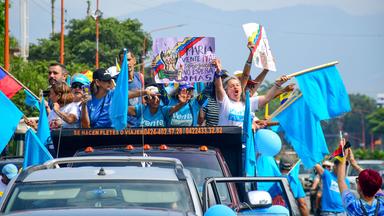 Venezuela: Demonstrierende fordern die sichere Rückkehr von Oppositionsführerin Machado.