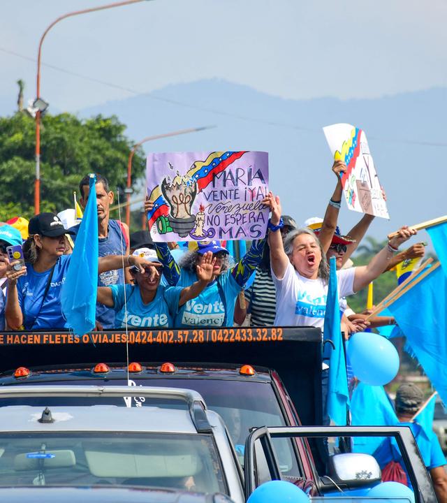 Venezuela: Demonstrierende fordern die sichere Rückkehr von Oppositionsführerin Machado.
