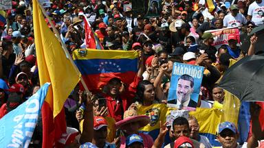Menschen in Venezuela protestieren für die Freilassung Maduros