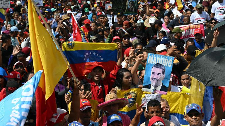 Menschen in Venezuela protestieren für die Freilassung Maduros