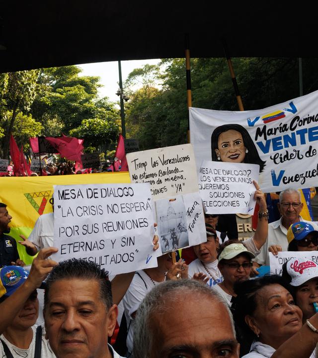 Anhänger und Führer der Opposition versammeln sich in der Nähe der Plaza Venezuela in Caracas, um einen Zeitplan für Präsidentschaftswahlen, die Freilassung politischer Gefangener und Garantien für die sichere Rückkehr der Oppositionsführerin Maria Corina Machado ins Land zu fordern. 