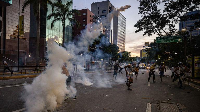 Zussamenstöße zwischen Demonstranten und der Nationalgarde in Venezuelas Hauptstadt Caracas