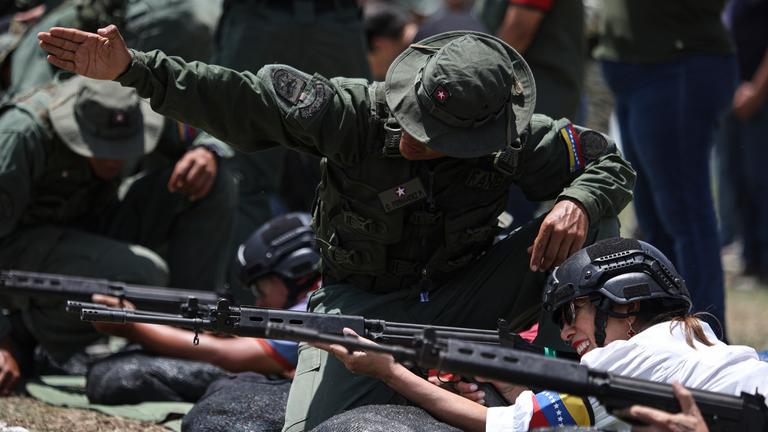 Mitglieder der von der Regierung organisierten Milizen erhalten eine militärische Ausbildung in Fort Tiuna, Venezuela, Caracas
