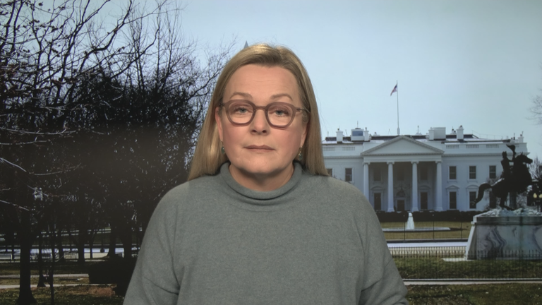 ZDF-Korrespondentin per Video aus Washington zugeschaltet. Im Hintergrund ist das weiße Haus zu sehen.