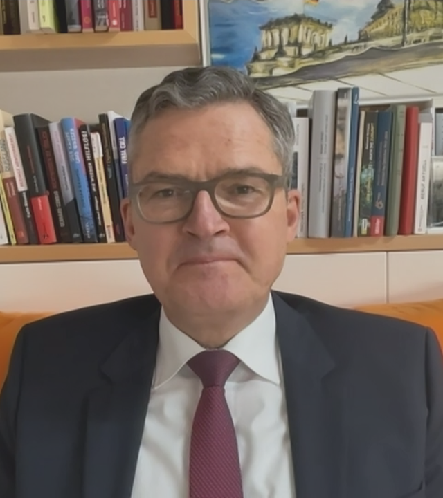 CDU-Außen- und Sicherheitspolitiker Roderich Kiesewetter per Video dazugeschalten aus seinem vermutlichen privat-Büro. Es steht ein volles Bücherregal hinter ihm.