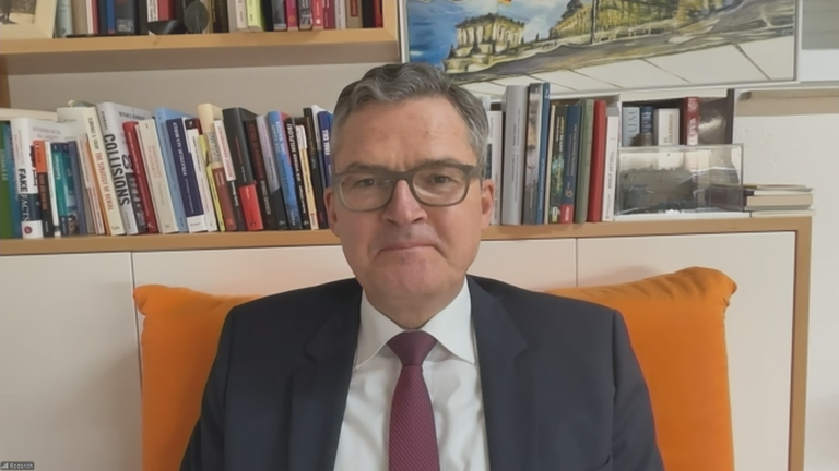 CDU-Außen- und Sicherheitspolitiker Roderich Kiesewetter per Video dazugeschalten aus seinem vermutlichen privat-Büro. Es steht ein volles Bücherregal hinter ihm.