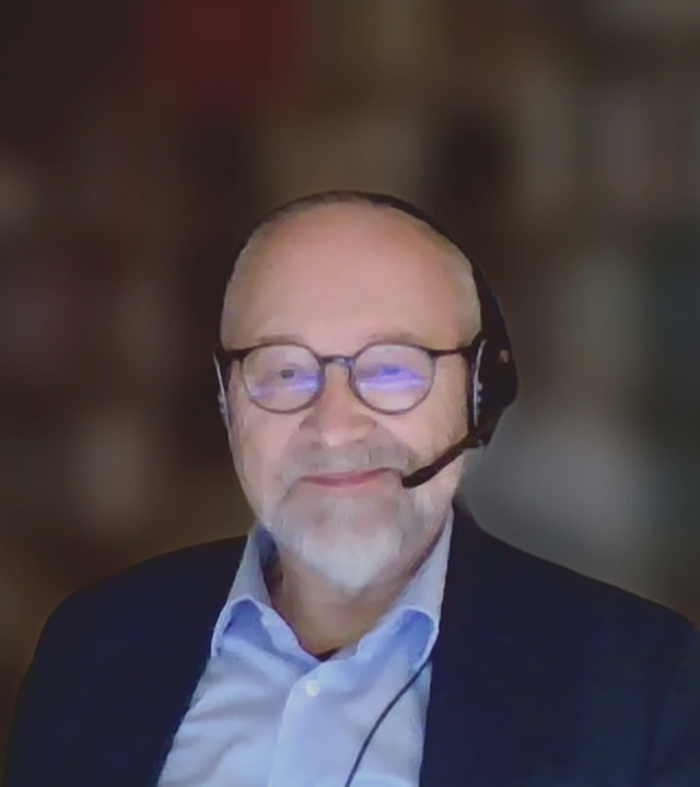 Politikwissenschaftler Prof. Herfried Münkler mit Headset aus seinem Büro per Video dazugeschaltet.