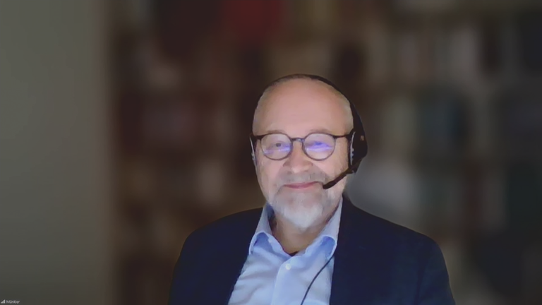 Politikwissenschaftler Prof. Herfried Münkler mit Headset aus seinem Büro per Video dazugeschaltet.