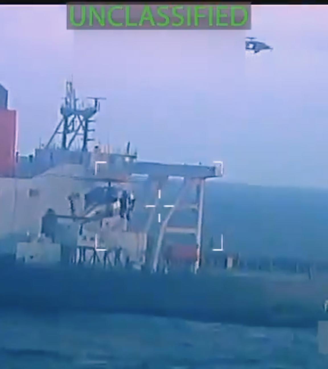 Dieses Bild aus einem Video, das auf dem X-Account von Generalstaatsanwältin Pam Bondi gepostet und von der Quelle teilweise unkenntlich gemacht wurde, zeigt einen Öltanker, der von den US-Streitkräften vor der Küste Venezuelas beschlagnahmt wird