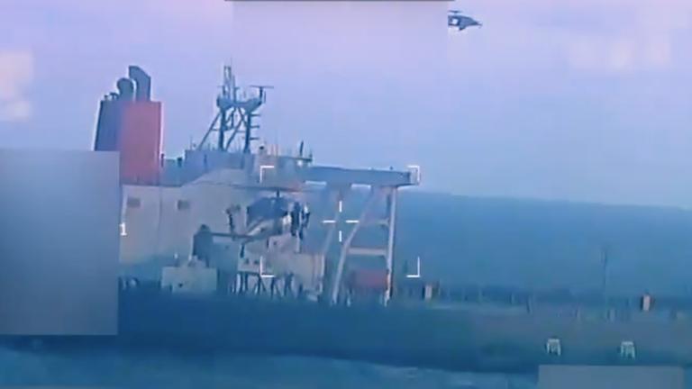 Dieses Bild aus einem Video, das auf dem X-Account von Generalstaatsanwältin Pam Bondi gepostet und von der Quelle teilweise unkenntlich gemacht wurde, zeigt einen Öltanker, der von den US-Streitkräften vor der Küste Venezuelas beschlagnahmt wird