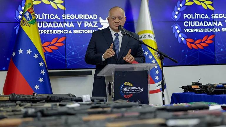 Diosdado Cabello, Innenminister von Venezuela, spricht bei einer Pressekonferenz in Caracas nach der Verhaftung von sechs Ausländern.