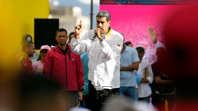 Venezuelas Staatschef Nicolas Maduro spricht zu Anhängern während einer Regierungskundgebung in Caracas.