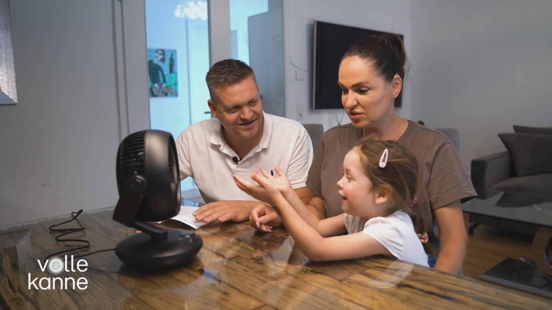 Eine Familie, die Ventilatoren testet