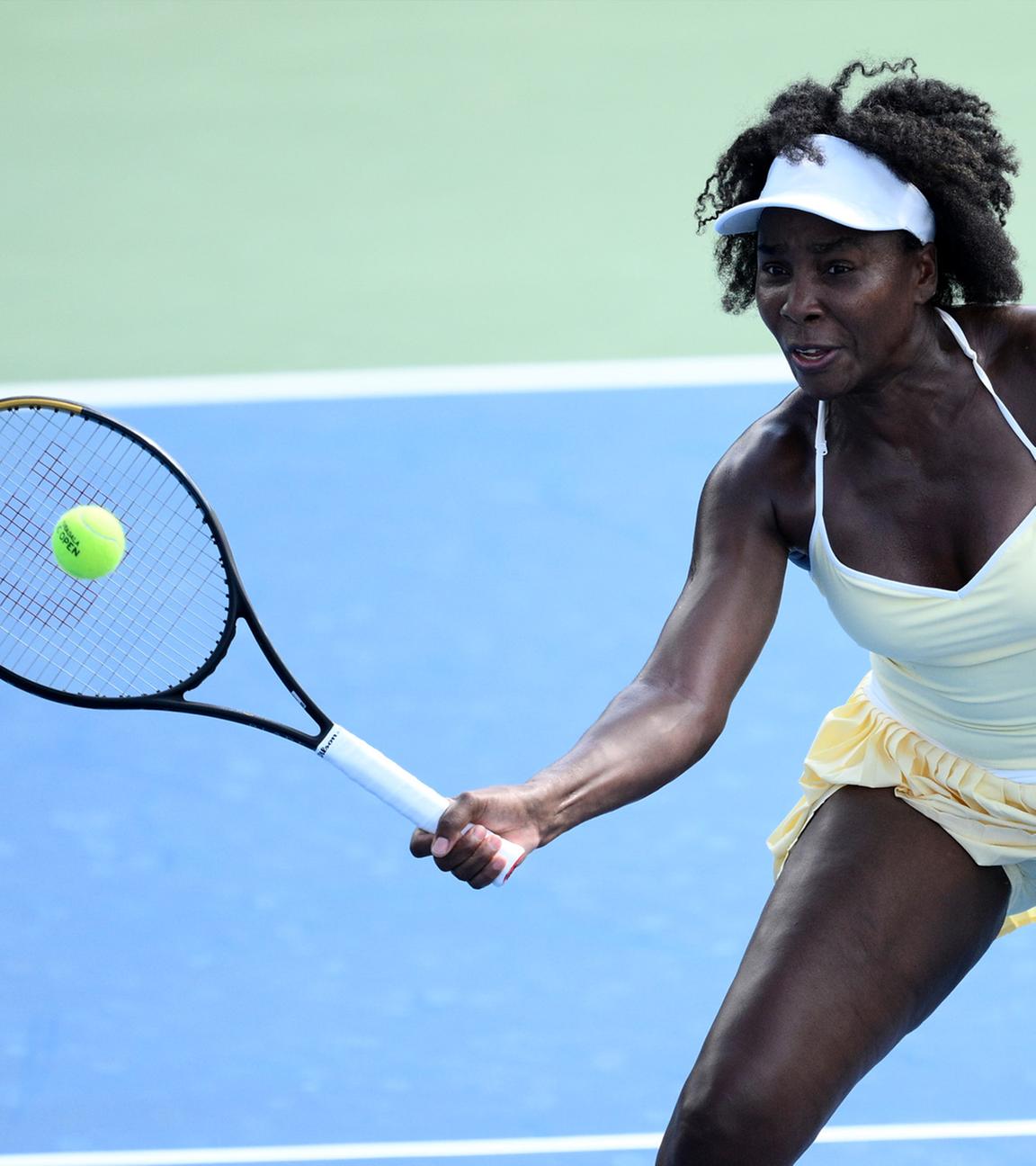 Venus Williams schlägt den Ball während eines Doppelmatches mit Hailey Baptiste gegen Eugenie Bouchard und Clervie Ngounoue beim Citi Open Tennisturnier am Montag, 21. Juli 2025, in Washington zurück.