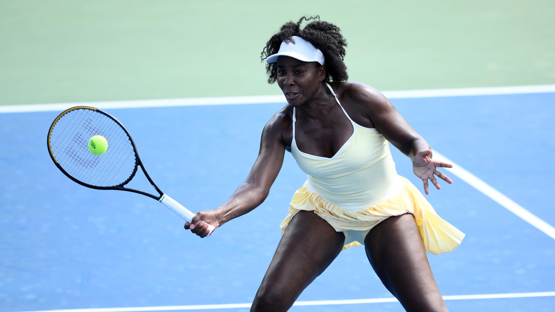 Venus Williams schlägt den Ball während eines Doppelmatches mit Hailey Baptiste gegen Eugenie Bouchard und Clervie Ngounoue beim Citi Open Tennisturnier am Montag, 21. Juli 2025, in Washington zurück.