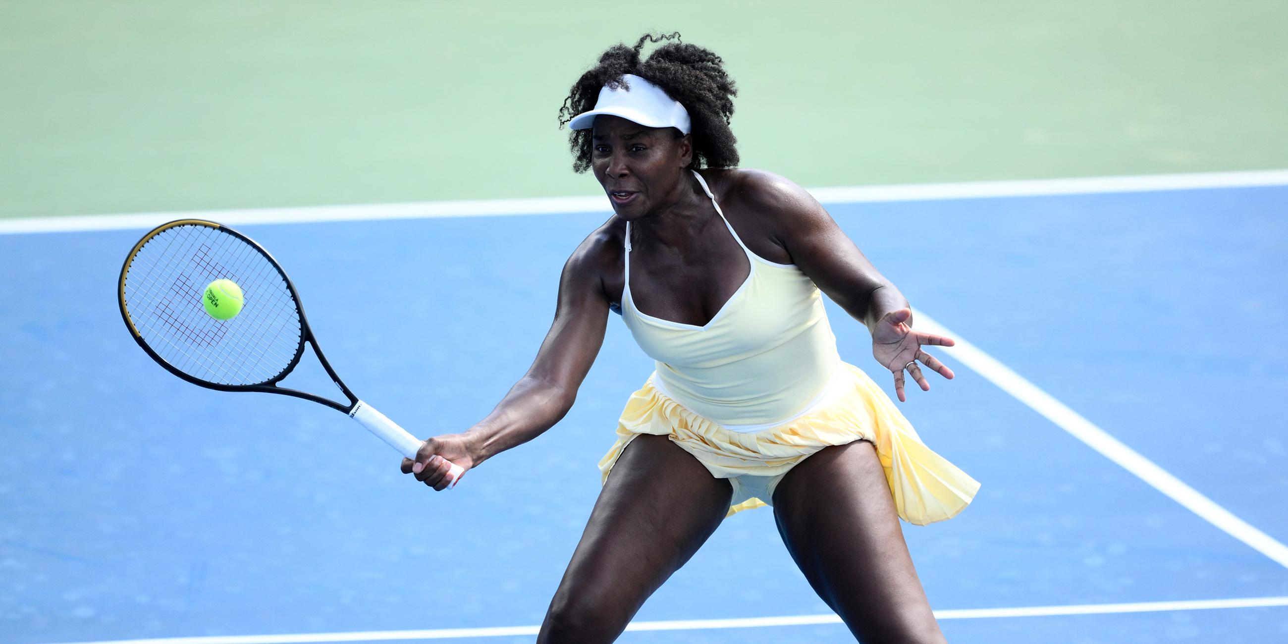 Venus Williams schlägt den Ball während eines Doppelmatches mit Hailey Baptiste gegen Eugenie Bouchard und Clervie Ngounoue beim Citi Open Tennisturnier am Montag, 21. Juli 2025, in Washington zurück.