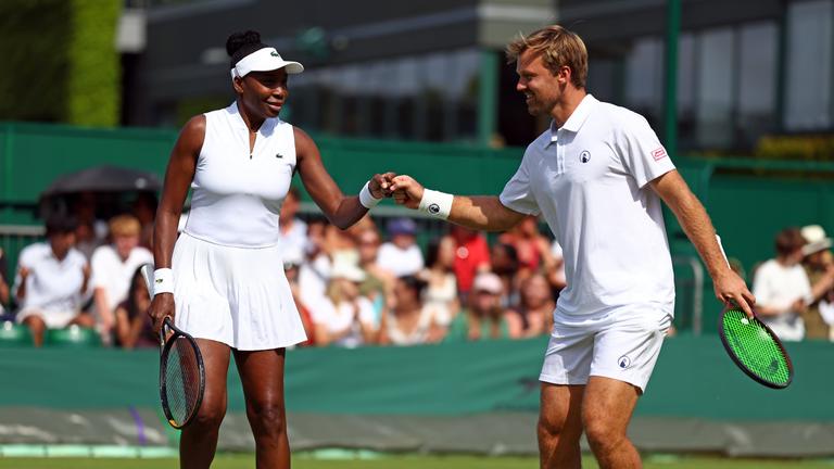 Venus Williams und Kevin Krawietz vor dem Mixed-Doppel in Wimbledon.
