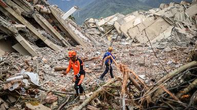 In La Guaira in Venezuela suchen Helfer nach Überlebenden, die unter eingestürzten Gebäuden eingeschlossen sein könnten.