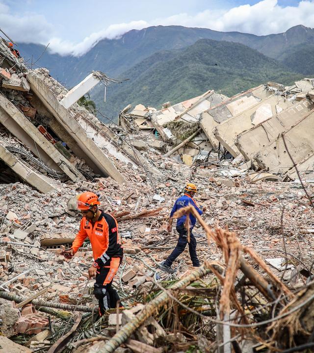 In La Guaira in Venezuela suchen Helfer nach Überlebenden, die unter eingestürzten Gebäuden eingeschlossen sein könnten.