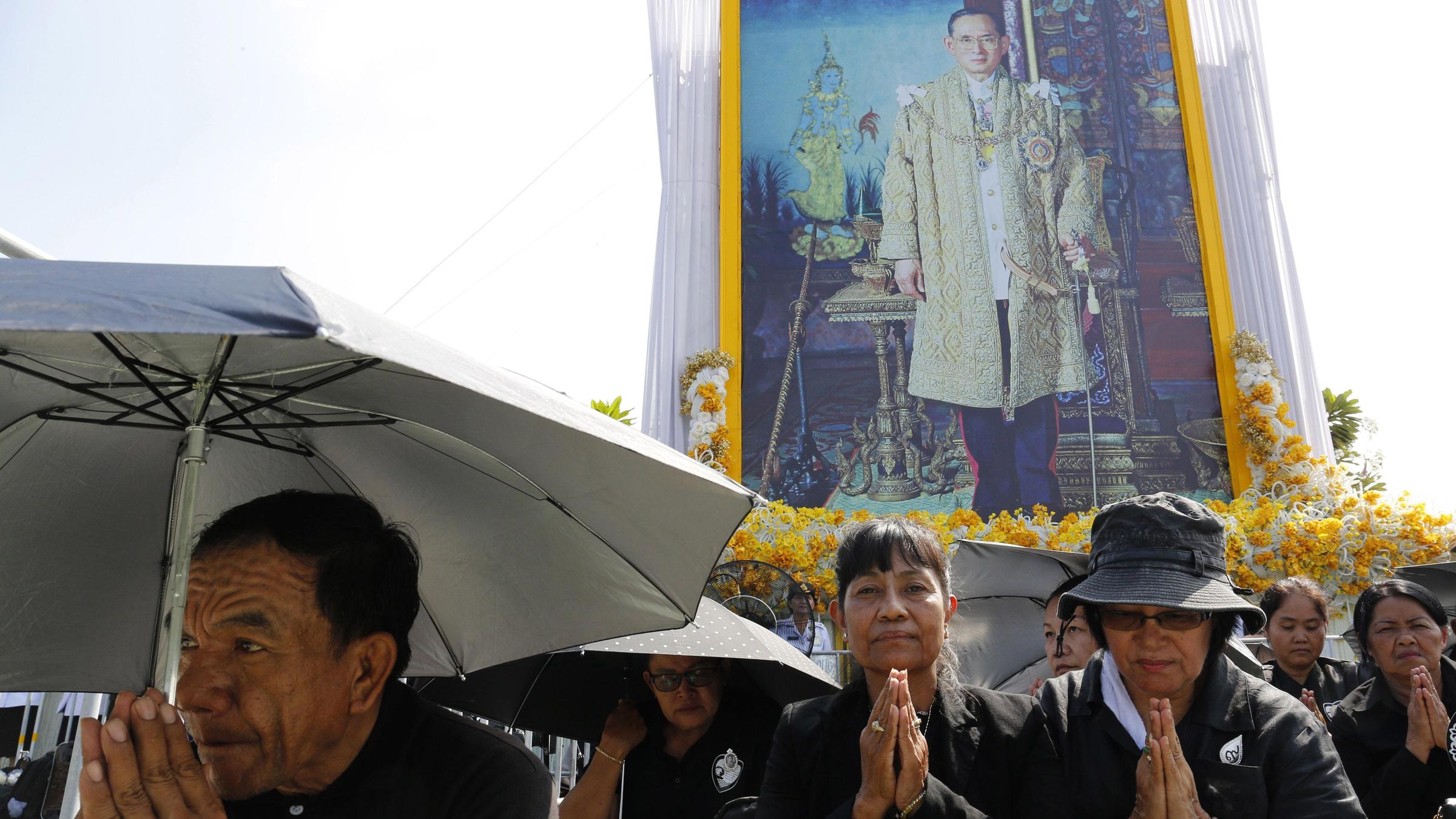 Trauernde bei der Beerdigung von König Bhumibol