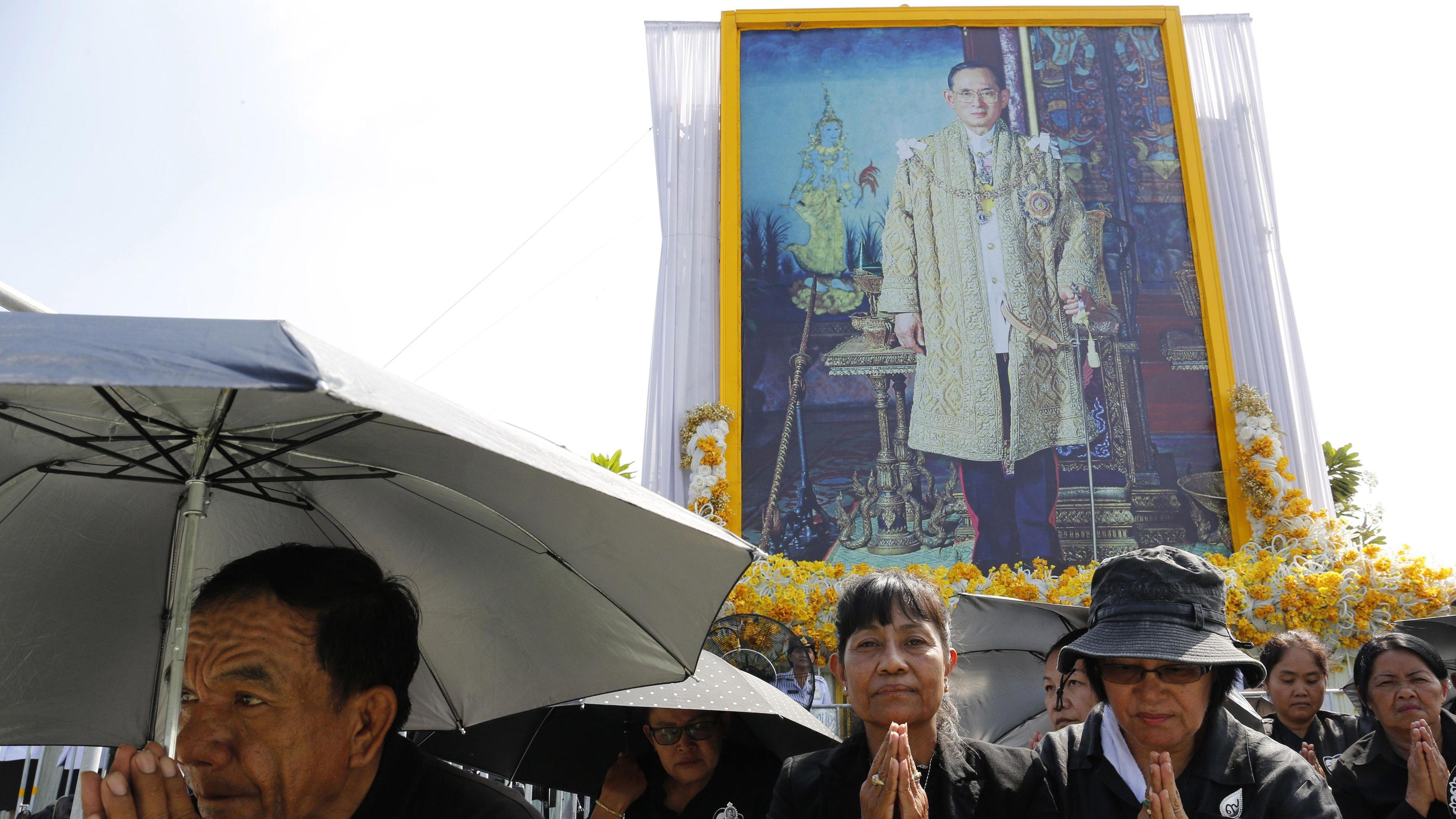 Trauernde bei der Beerdigung von König Bhumibol
