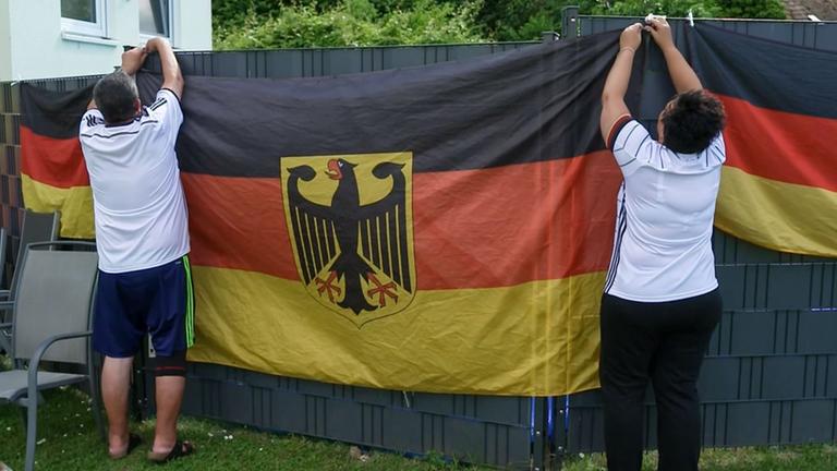 Flagge mit Bundesadler wird aufgehängt.