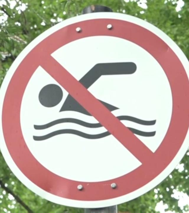 Ein Schild was daraf hinweist, dass man in dem Gewässer nicht schwimmen darf.