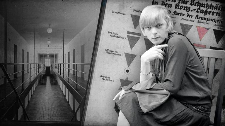 Transfrau Liddy Bacroff im Vordergrund. Im Hintergrund links Gefangene im Konzentrationslager Sachsenhausen; rechts eine Tafel mit KZ-Kennzeichen.