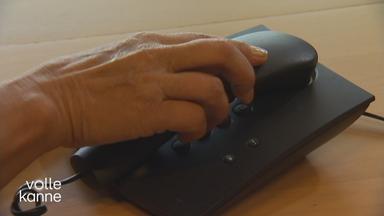 Person greift ans Telefon