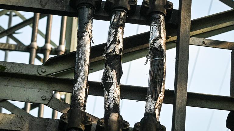 verbrannter Strommast