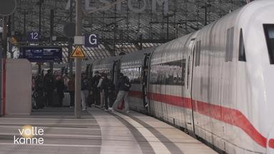 Menschen am Bahnsteig steigen aus ICE ein und aus.
