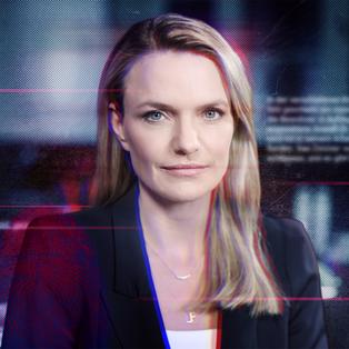 "Verbrechen! True Crime mit Sarah Tacke - Wie ticken Serienkiller?": Montage: Porträt von Sarah Tacke mit einem Insert des Sendungstitels