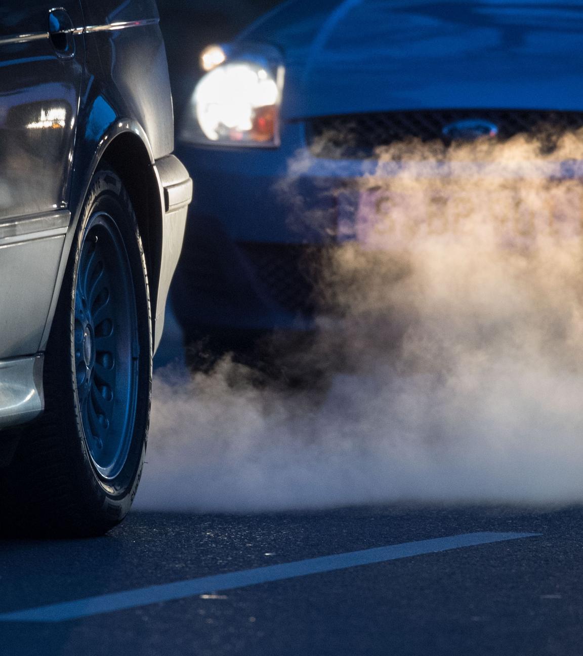 Abgase kommen aus dem Auspuff eines Autos am 27.02.2018 auf einer Straße in Stuttgart.