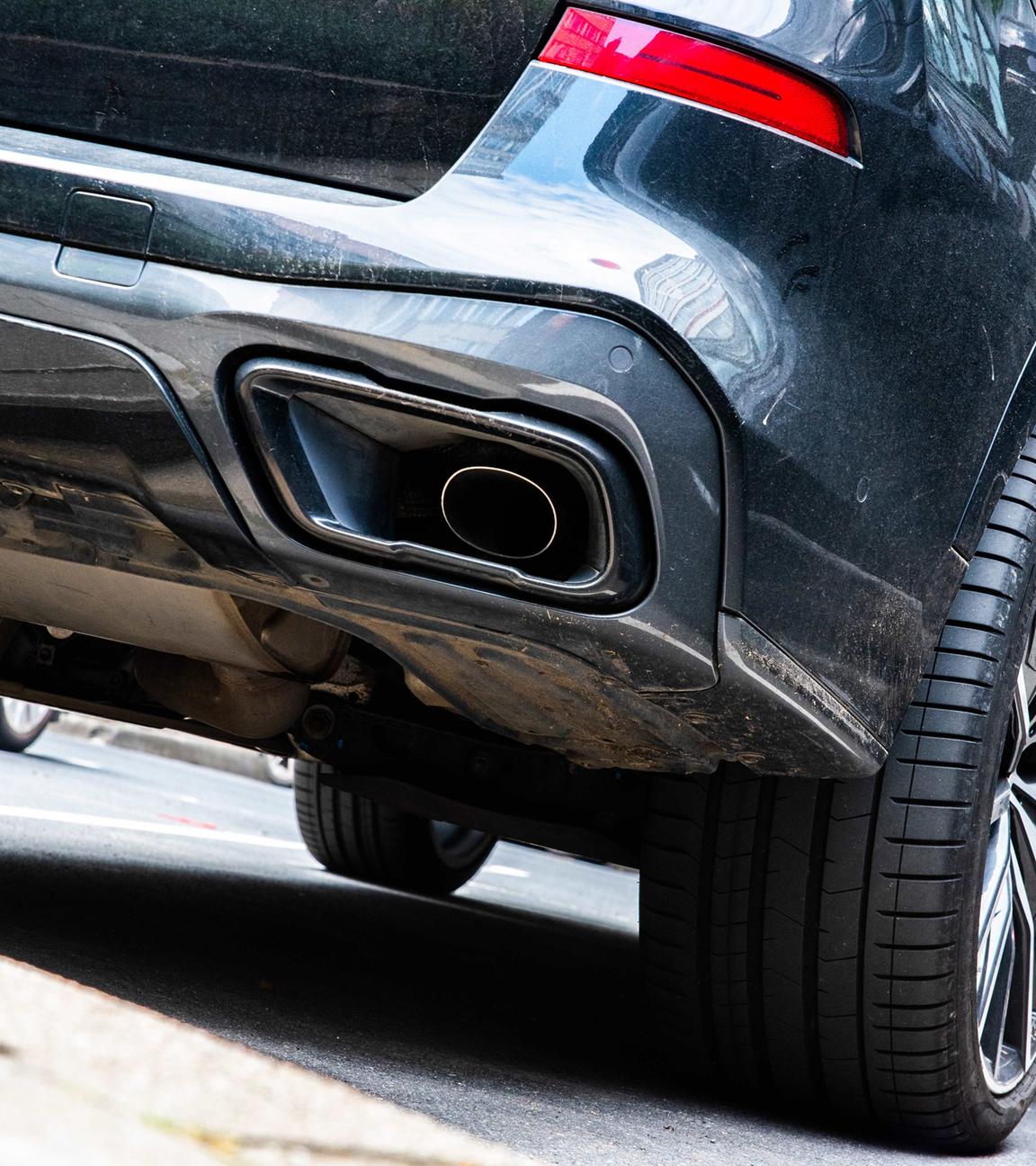 Symbolbild:  Ein dunkler SUV steht auf einem Parkplatz. 