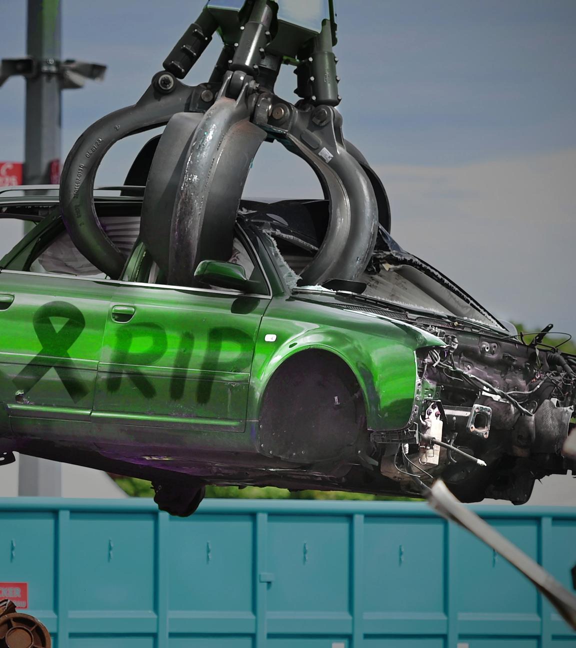 symbolbild von einem Verbrennermotor auf dem Schrottplaatz