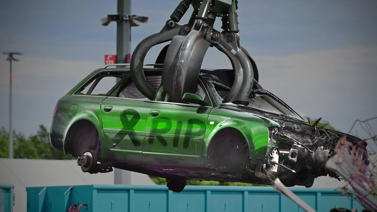 symbolbild von einem Verbrennermotor auf dem Schrottplaatz