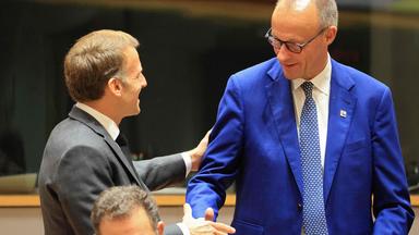 Frankreichs Präsident Emmanuel Macron (links) begrüßt Deutschlands Bundeskanzler Friedrich Merz vor einem Gespräch am runden Tisch im Rahmen eines Gipfeltreffens der Europäischen Union am EU-Hauptsitz in Brüssel am 15.10.2026.