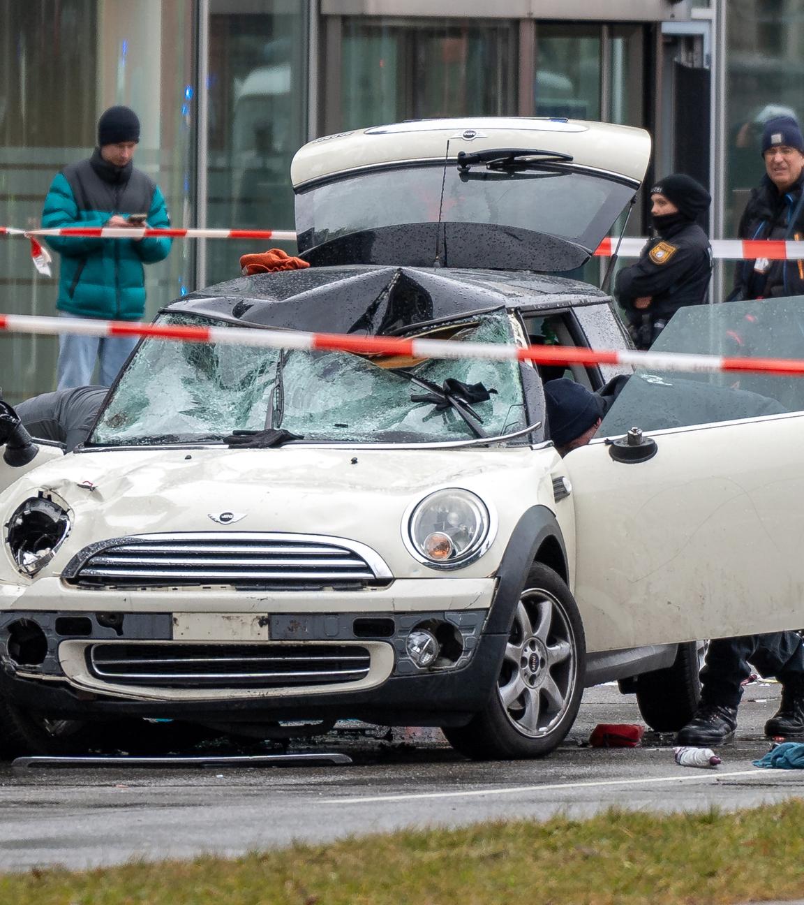 Der beschädigte Mini Cooper des Täters am Tatort.