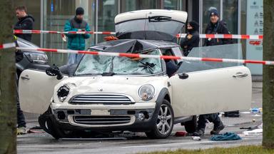 Der beschädigte Mini Cooper des Täters am Tatort.