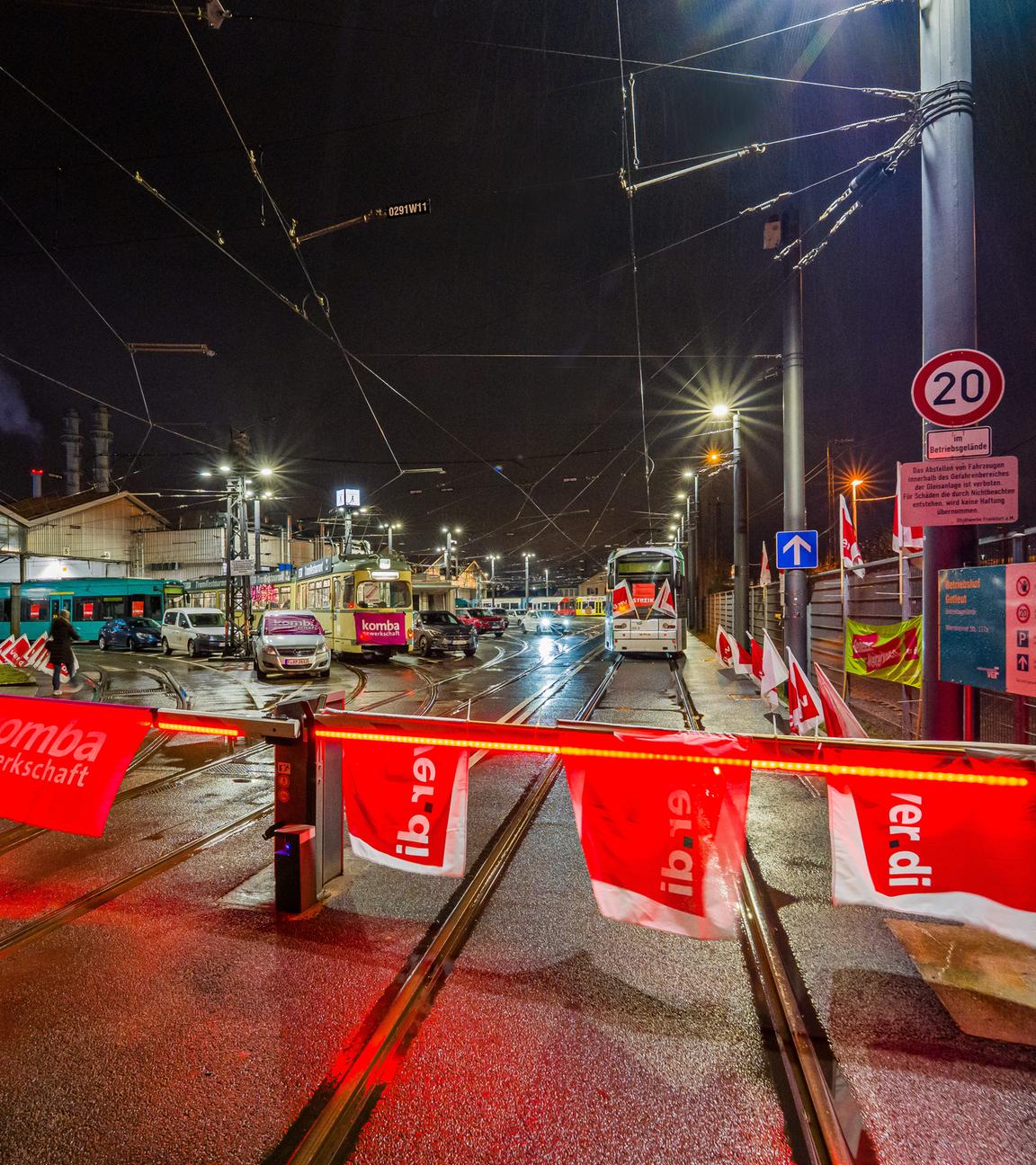 Fahnen der Gewerkschaft «Verdi» sind an den Schranken zum VGF-Betriebshof Gutleut angebracht. Im Hintergrund trägt eine historische Straßenbahn das Banner der Gewerkschaft «Komba». 