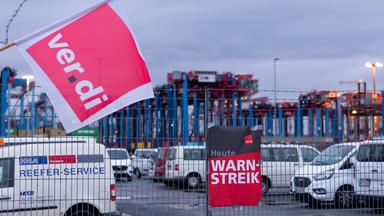 Hamburg: Ein Plakat am Gelände des HHLA Container Terminal Burchardkai weist auf einen Streik der Gewerkschaft Verdi hin. 