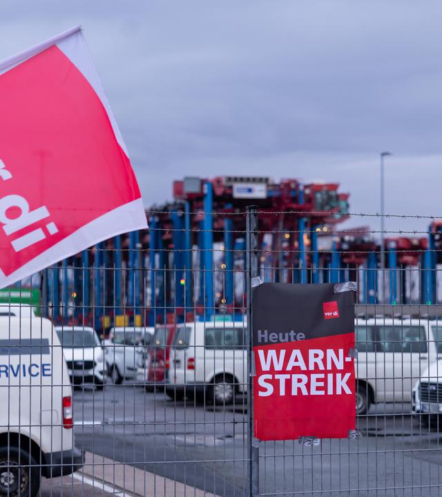 Hamburg: Ein Plakat am Gelände des HHLA Container Terminal Burchardkai weist auf einen Streik der Gewerkschaft Verdi hin. 